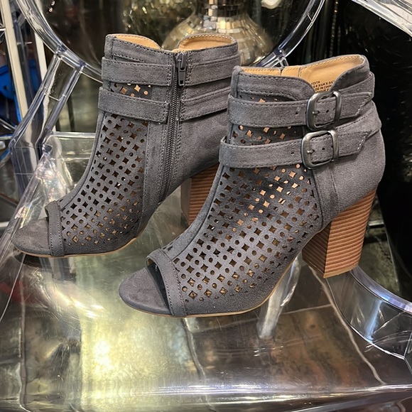 Gorgeous boots - Picture 2 of 4